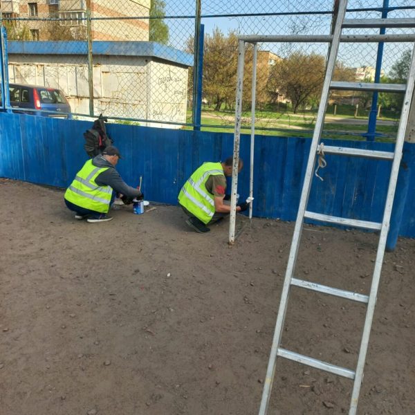 У Конотопі комунальники відновлюють дворовий спортивний майданчик