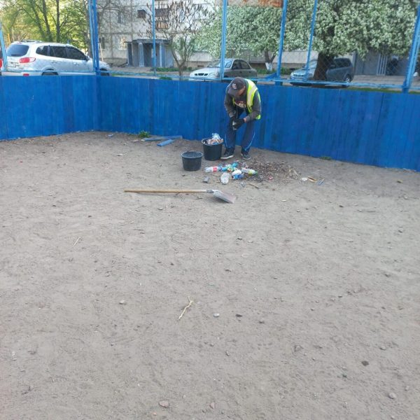 У Конотопі комунальники відновлюють дворовий спортивний майданчик