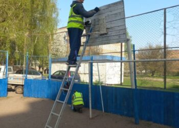 У Конотопі комунальники відновлюють дворовий спортивний майданчик