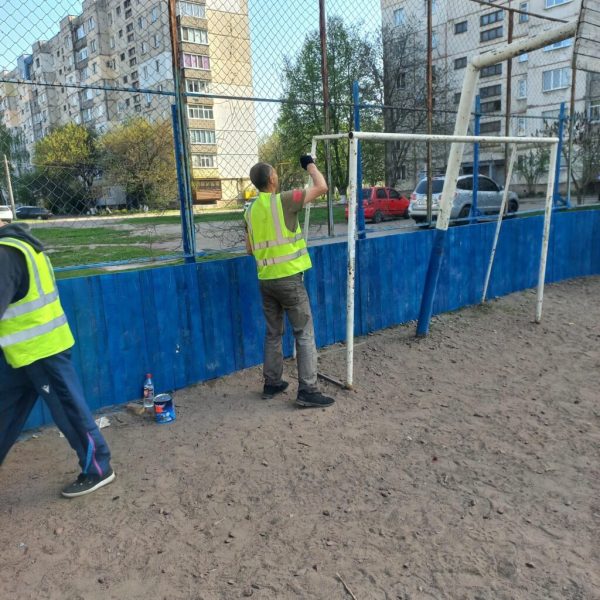 У Конотопі комунальники відновлюють дворовий спортивний майданчик