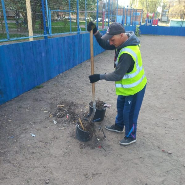 У Конотопі комунальники відновлюють дворовий спортивний майданчик