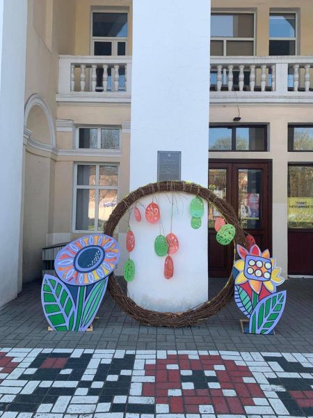 У Конотопі створено Великодні інсталяції та проведено благодійний ярмарок