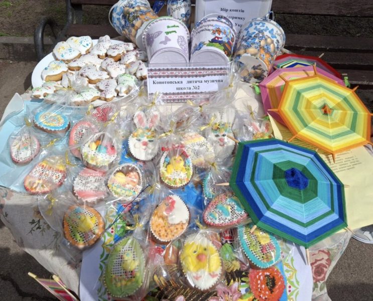 У Конотопі створено Великодні інсталяції та проведено благодійний ярмарок