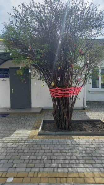 У Конотопі створено Великодні інсталяції та проведено благодійний ярмарок