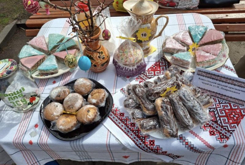 У Конотопі створено Великодні інсталяції та проведено благодійний ярмарок