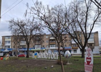 У Конотопі створено Великодні інсталяції та проведено благодійний ярмарок