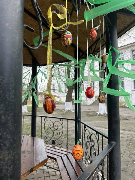 У Конотопі створено Великодні інсталяції та проведено благодійний ярмарок