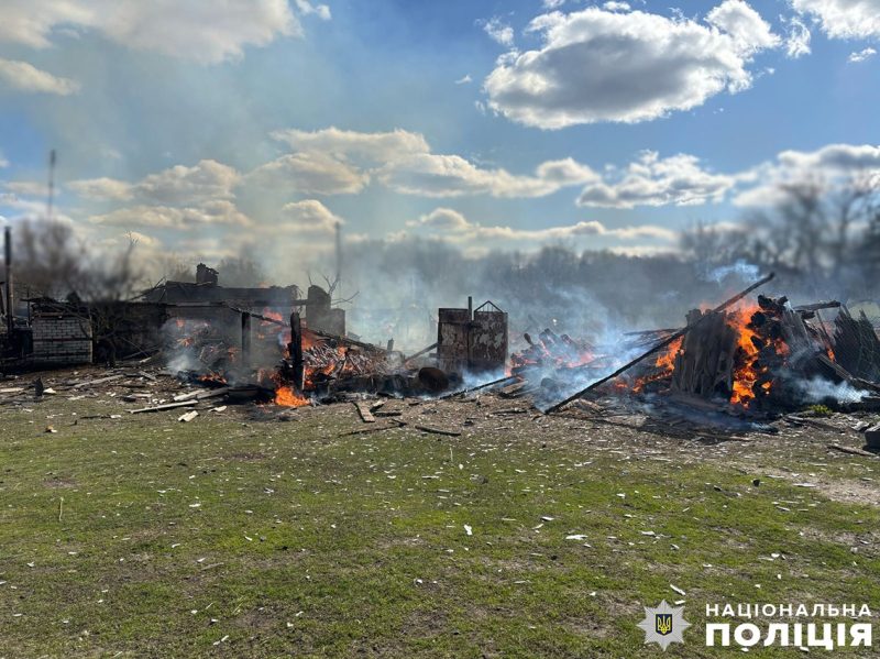 У Новгород-Сіверському районі внаслідок атаки ворожих дронів згорів житловий будинок + Фото
