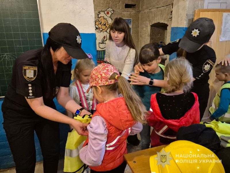 У Ромнах поліцейські навчали дітей правилам безпеки + ФОТО