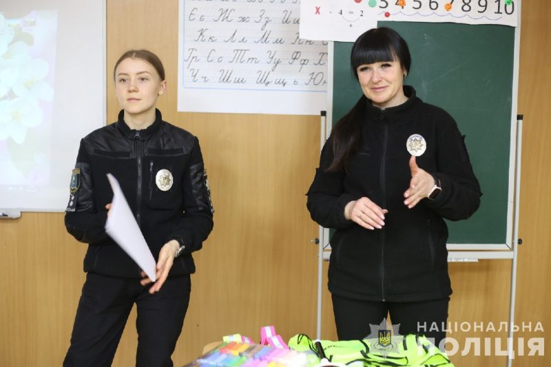 У Ромнах поліцейські провели пізнавальний урок для першокласників