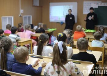 У Ромнах поліцейські провели пізнавальний урок для першокласників