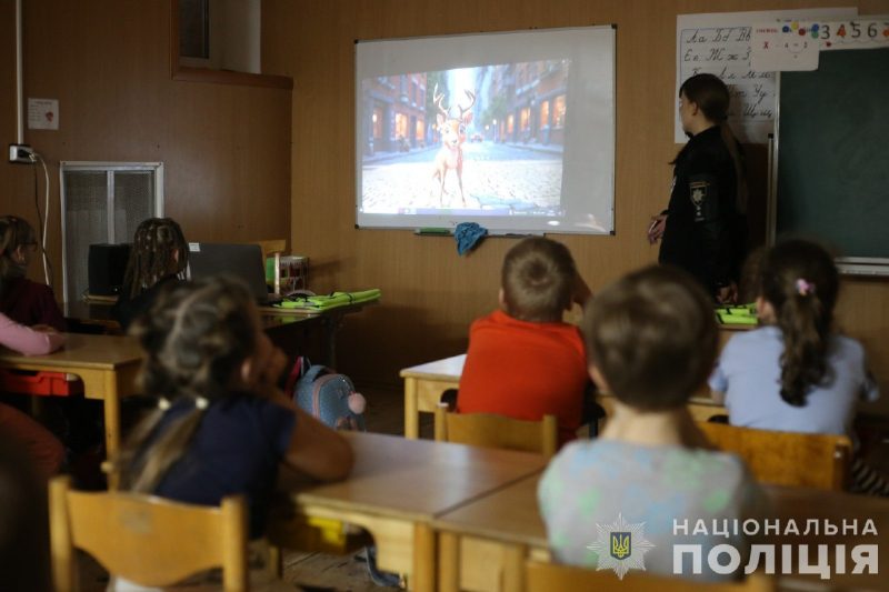 У Ромнах поліцейські провели пізнавальний урок для першокласників