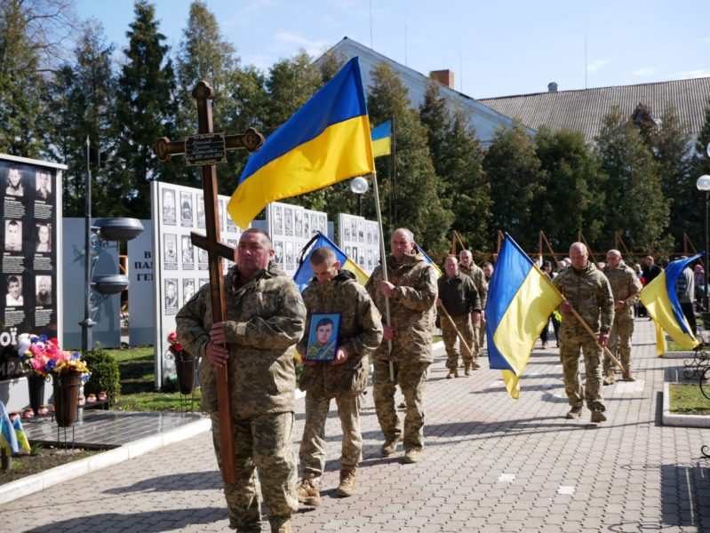 У Ромнах попрощалися з військовим Русланом Василівим + ФОТО