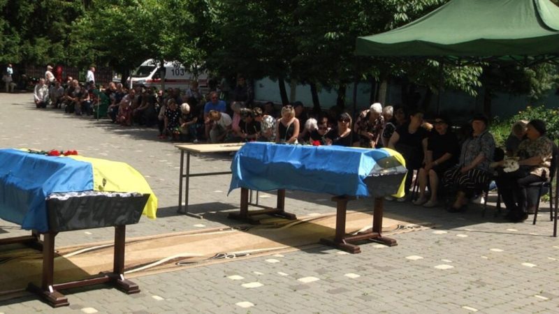 У Шостці відбулася траурна церемонія прощання з двома захисниками, які героїчно загинули за Батьківщину – Олександром Гуричевим та Михайлом Лютим