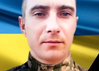 У Шостці відбулася траурна церемонія прощання з двома захисниками, які героїчно загинули за Батьківщину – Олександром Гуричевим та Михайлом Лютим