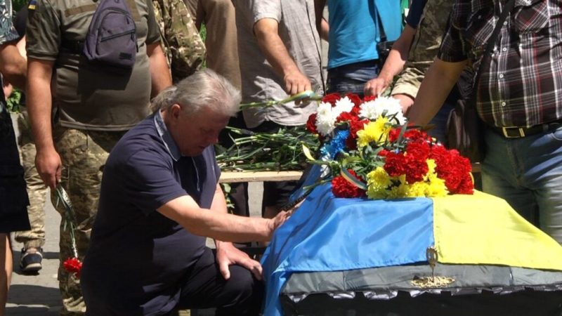 У Шостці відбулася траурна церемонія прощання з двома захисниками, які героїчно загинули за Батьківщину – Олександром Гуричевим та Михайлом Лютим