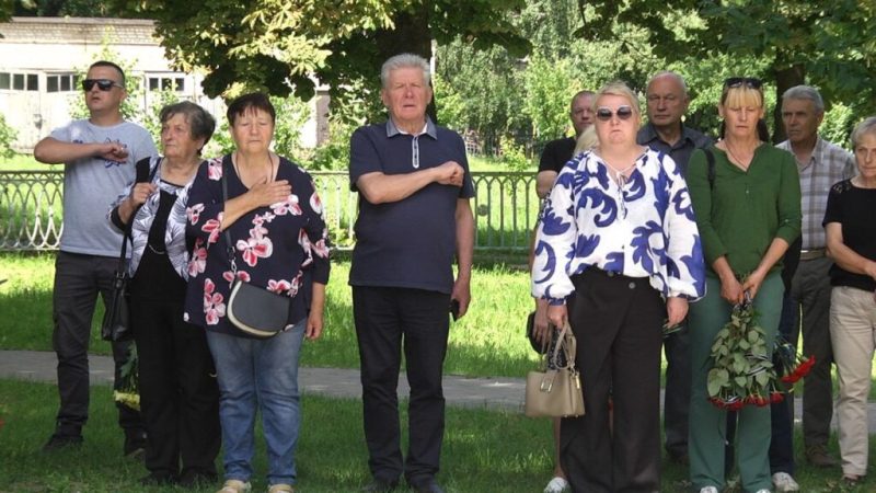 У Шостці відбулася траурна церемонія прощання з двома захисниками, які героїчно загинули за Батьківщину – Олександром Гуричевим та Михайлом Лютим