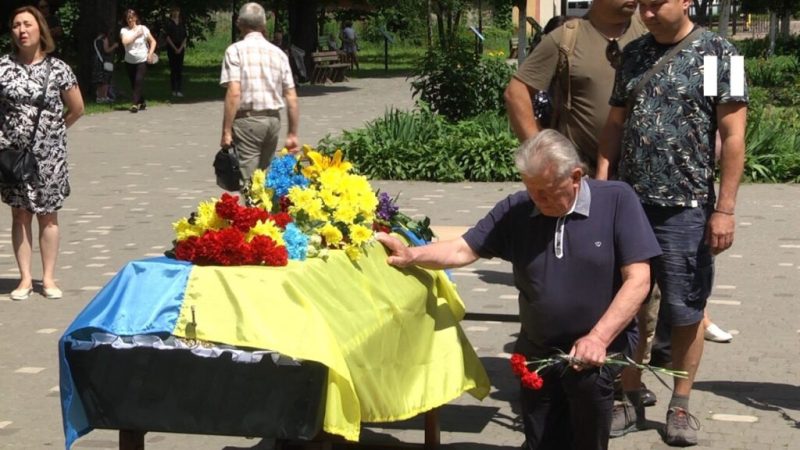 У Шостці відбулася траурна церемонія прощання з двома захисниками, які героїчно загинули за Батьківщину – Олександром Гуричевим та Михайлом Лютим