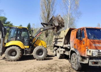У Шосткинській громаді комунальники прибирають сміття з кладовищ, ремонтують дороги і укриття, наводять лад у місцях відпочинку + Відео