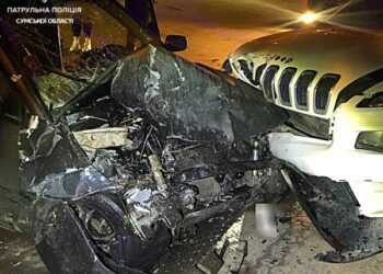 У Сумах п’яний водій врізався у припаркований джип