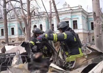 У Сумах продовжується рятувальна операція на місці ворожого удару