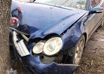 У Сумах водій “Мерседеса” врізався в дерево і покинув місце аварії