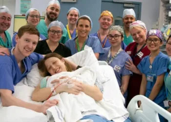 У Великій Британії перша жінка, якій пересадили матку, народила дитину
