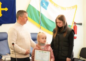 В Охтирці вручили посвідчення почесних громадян родичам загиблих героїв