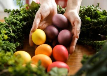 Великодні яйця без цибулиння: 5 дешевих натуральних барвників, які є у всіх