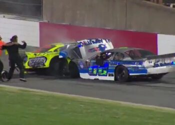 ВІДЕО. Бійка під час гонки. Пілоти NASCAR влаштували сутичку посеред заїзду
