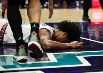 ВІДЕО. Гравця Мемфіса винесли на ношах після удару головою об паркет