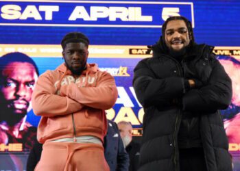 ВІДЕО. Шалена прес-конференція. Боксер перевернув стіл