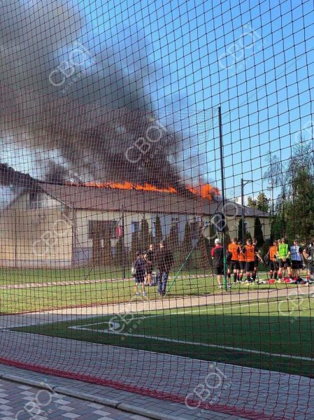 ВІДЕО. Загорілася тренувальна база Кривбаса. Працює ДСНС