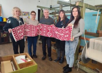 Відомий український журналіст ознайомився з виробництвом кролевецьких рушників