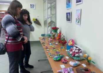 Вихованці шосткинського “Орлятка” презентували виставку творчих робіт