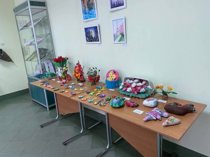Вихованці шосткинського “Орлятка” презентували виставку творчих робіт