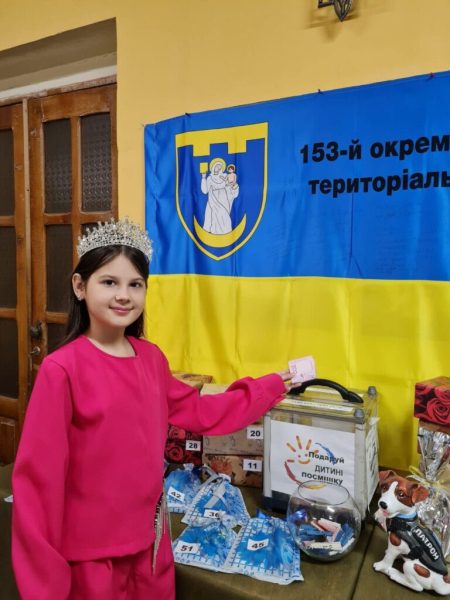 Волонтерський центр відвідала юна шосткинка “Міні-міс Україна 2024”: поділилася враженнями про перемогу та подякувала захисникам (+ відео)