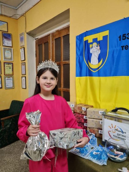 Волонтерський центр відвідала юна шосткинка “Міні-міс Україна 2024”: поділилася враженнями про перемогу та подякувала захисникам (+ відео)