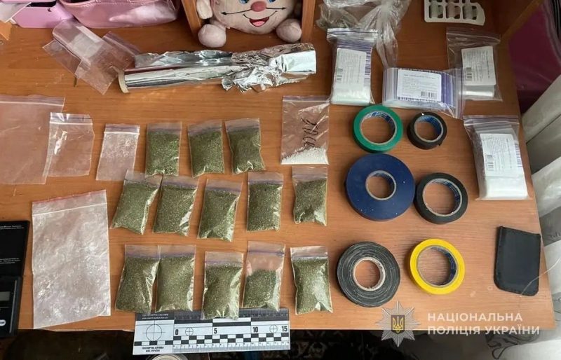 На Конотопщині судитимуть неповнолітніх за збут наркотиків, які їм постачав 21-річний чоловік