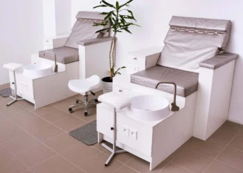 Крісло педикюрне в салон