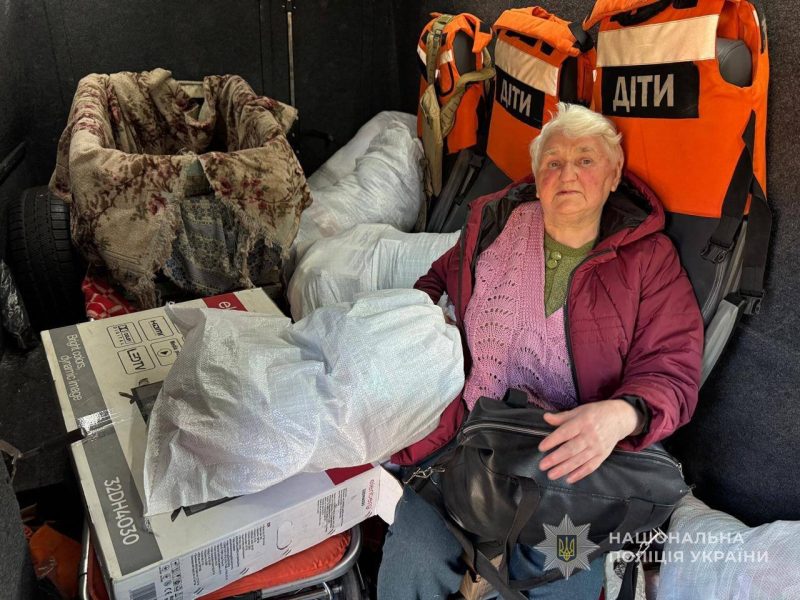 «Білі янголи» Сумщини евакуювали жінку з гусенятами з-під обстрілів