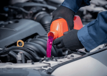 В автосервісі розповіли, коли потрібно негайно замінити антифриз, щоб урятувати двигун