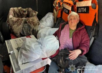 «Білі янголи» Сумщини евакуювали жінку з гусенятами з-під обстрілів