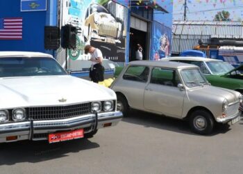 У Києві відкрився фестиваль старовинних і ексклюзивних автомобілів Old Car Land (ФОТО)