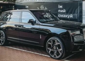 Ексклюзив за $700 000: у Києві засвітився новітній заряджений кросовер Rolls-Royce (ФОТО)
