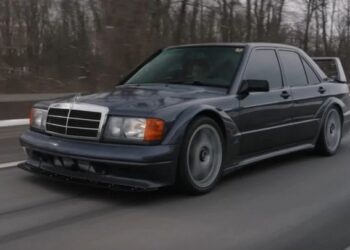 Майстер своїми руками відтворив найвідоміший спортивний Mercedes 90-х (ВІДЕО)