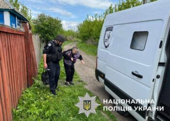 Пробите колесо не стало на заваді: поліцейські Сумщини успішно евакуювали двох мешканок прикордоння