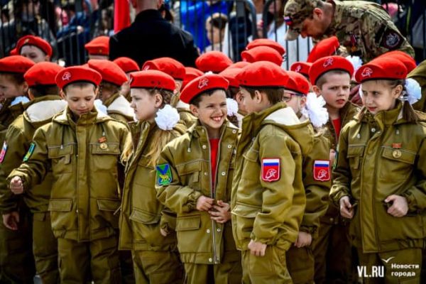 7-річні танкісти, піхотинці та артилеристи – у Росії провели дитячий парад