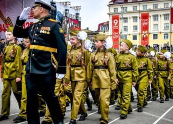 7-річні танкісти, піхотинці та артилеристи – у Росії провели дитячий парад