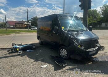 У Конотопі водій «Opel Movano» збив мотоцикліста
